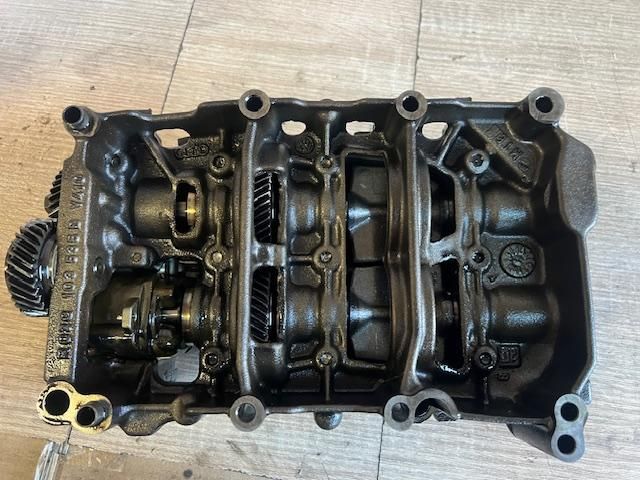 bontott VW TOURAN Olajszivattyú