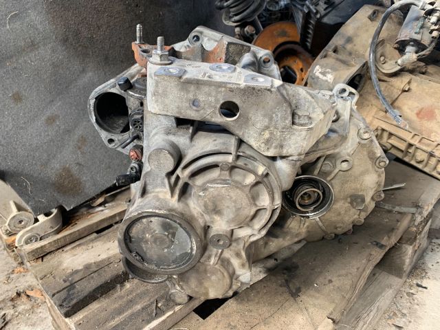 bontott VW TOURAN Váltó (Mechanikus)
