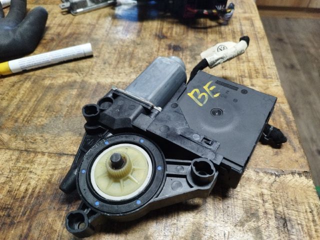 bontott VW TOURAN Bal első Ablakemelő Motor