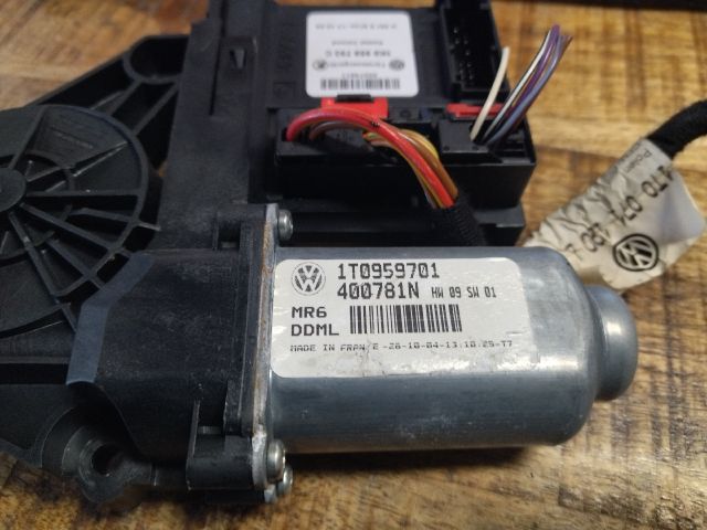 bontott VW TOURAN Bal első Ablakemelő Motor