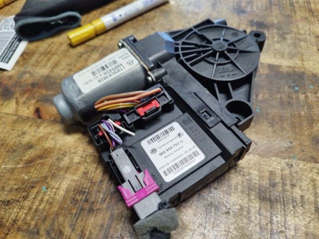 bontott VW TOURAN Bal első Ablakemelő Motor