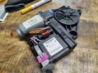 bontott VW TOURAN Bal első Ablakemelő Motor