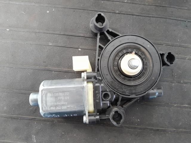 bontott VW TOURAN Bal első Ablakemelő Motor