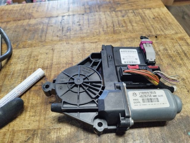 bontott VW TOURAN Bal első Ablakemelő Motor