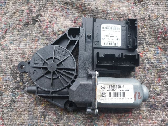 bontott VW TOURAN Bal első Ablakemelő Motor