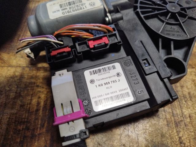 bontott VW TOURAN Bal első Ablakemelő Motor