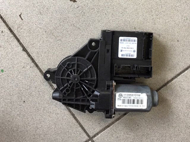 bontott VW TOURAN Bal első Ablakemelő Motor