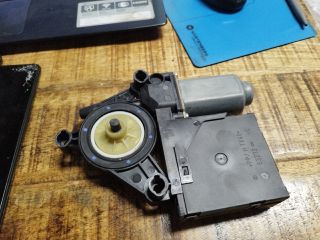 bontott VW TOURAN Bal első Ablakemelő Motor