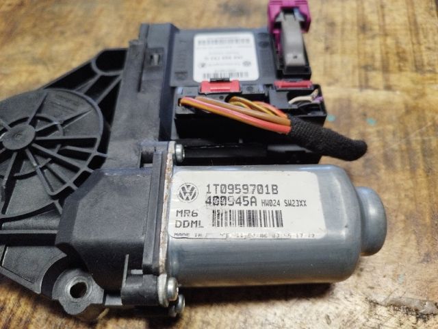 bontott VW TOURAN Bal első Ablakemelő Motor