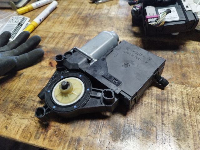 bontott VW TOURAN Bal első Ablakemelő Motor