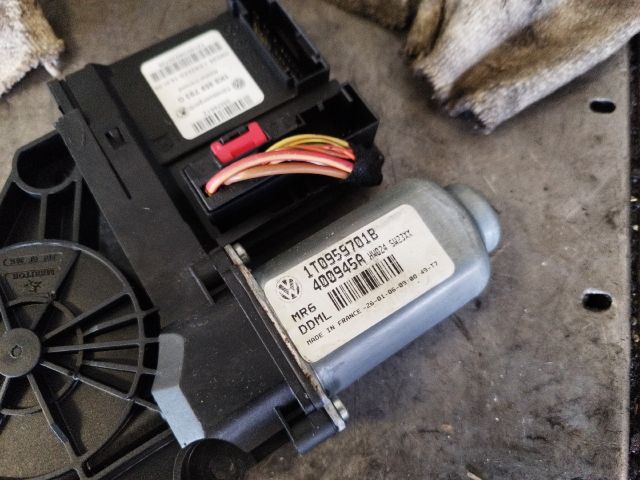 bontott VW TOURAN Bal első Ablakemelő Motor
