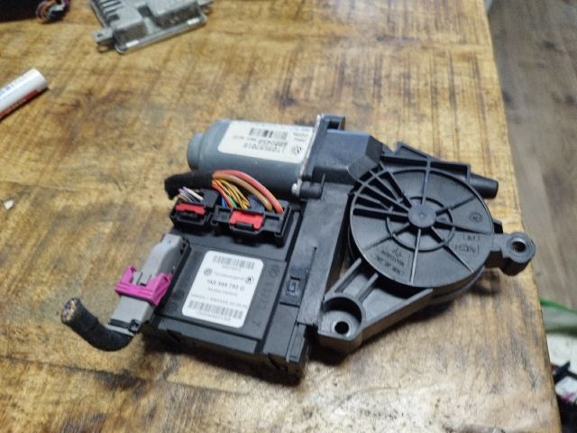 bontott VW TOURAN Bal első Ablakemelő Motor