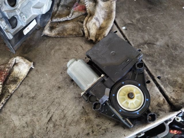 bontott VW TOURAN Bal első Ablakemelő Motor