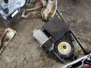 bontott VW TOURAN Bal első Ablakemelő Motor