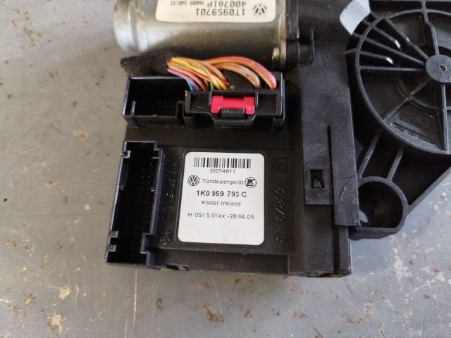 bontott VW TOURAN Bal első Ablakemelő Motor