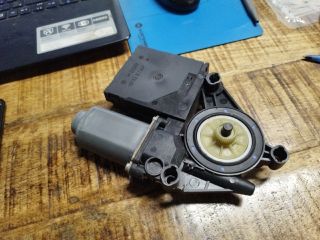 bontott VW TOURAN Bal első Ablakemelő Motor