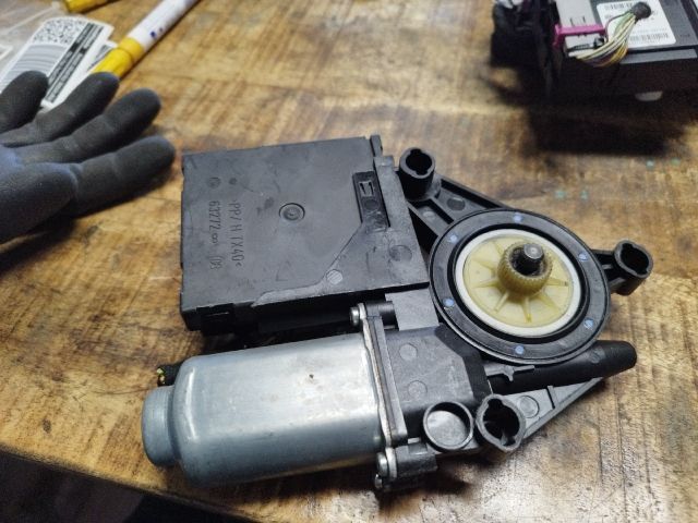 bontott VW TOURAN Bal első Ablakemelő Motor