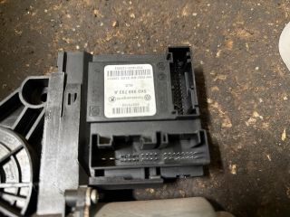 bontott VW TOURAN Bal első Ablakemelő Motor