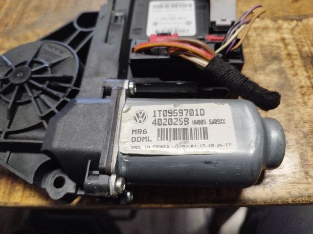 bontott VW TOURAN Bal első Ablakemelő Motor
