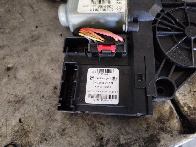 bontott VW TOURAN Bal első Ablakemelő Motor