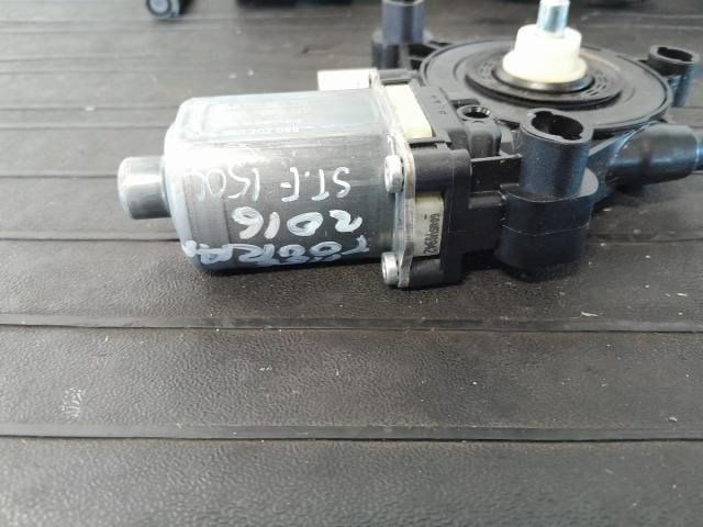 bontott VW TOURAN Bal első Ablakemelő Motor