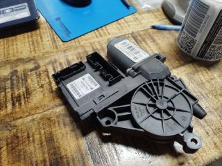 bontott VW TOURAN Bal első Ablakemelő Motor