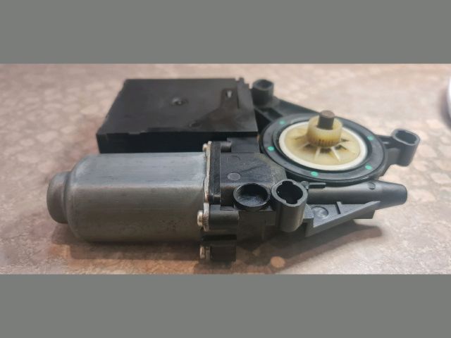 bontott VW TOURAN Bal első Ablakemelő Motor