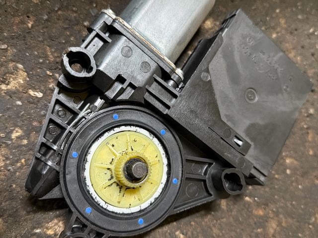 bontott VW TOURAN Bal első Ablakemelő Motor