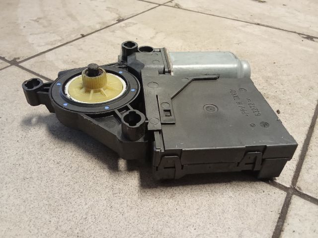 bontott VW TOURAN Bal első Ablakemelő Motor