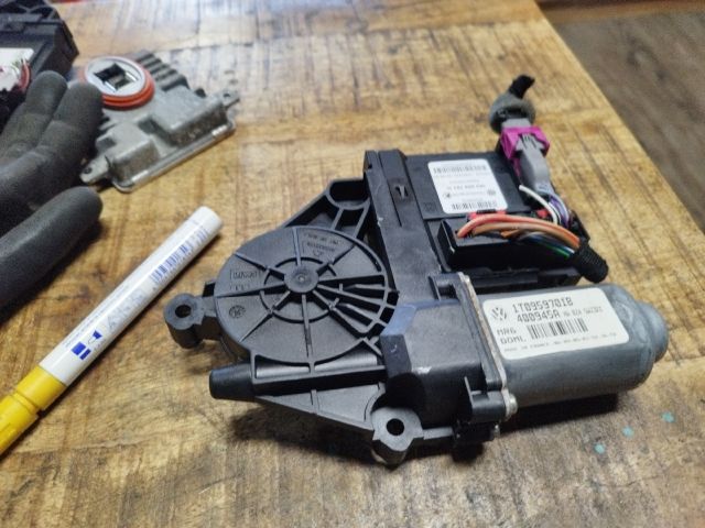 bontott VW TOURAN Bal első Ablakemelő Motor