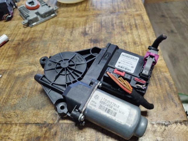 bontott VW TOURAN Bal első Ablakemelő Motor