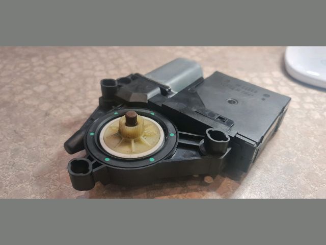 bontott VW TOURAN Bal első Ablakemelő Motor