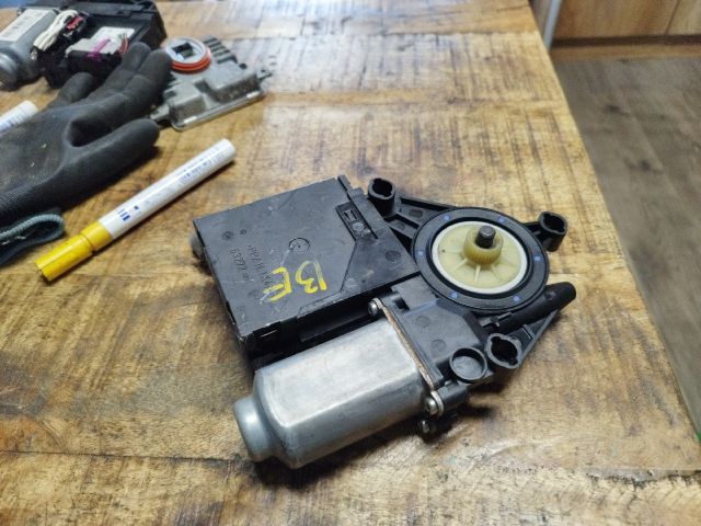 bontott VW TOURAN Bal első Ablakemelő Motor