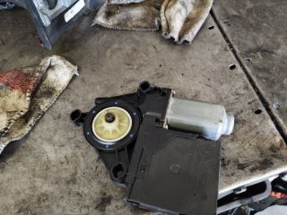 bontott VW TOURAN Bal első Ablakemelő Motor