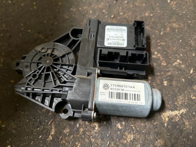 bontott VW TOURAN Bal első Ablakemelő Motor