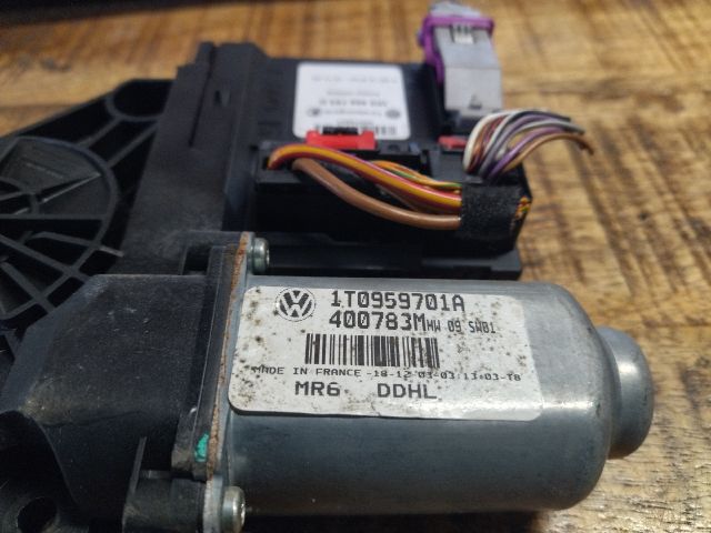 bontott VW TOURAN Bal első Ablakemelő Motor