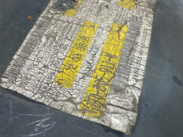 bontott VW TOURAN Bal első Dobbetét (Kerékjárati, Műanyag)