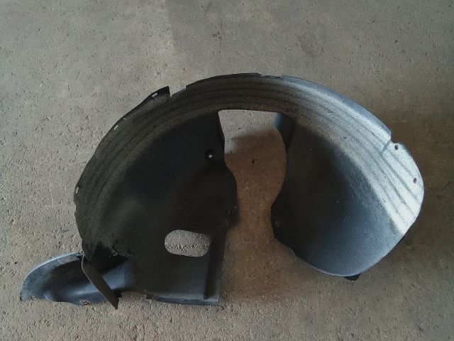 bontott VW TOURAN Bal első Dobbetét (Kerékjárati, Műanyag)