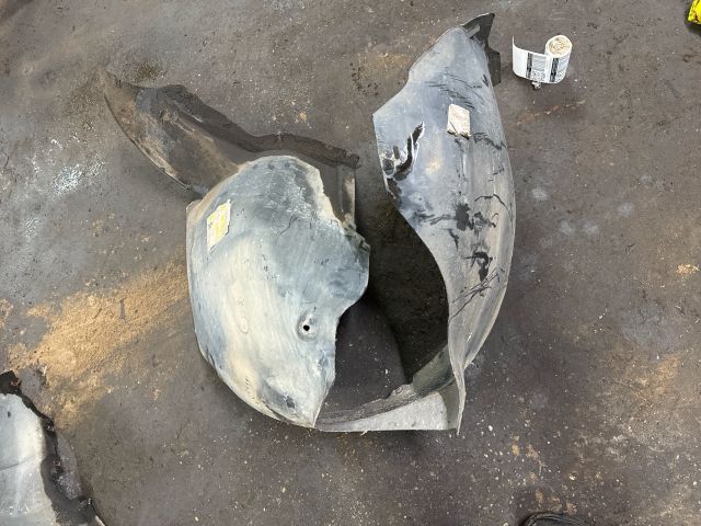 bontott VW TOURAN Bal első Dobbetét (Kerékjárati, Műanyag)