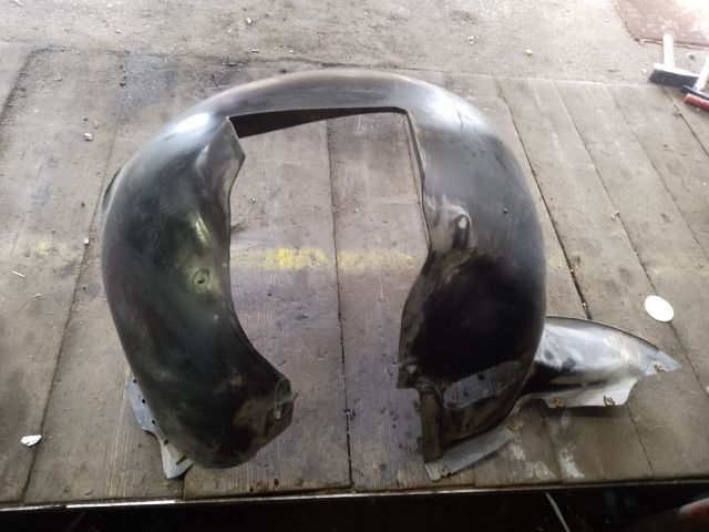 bontott VW TOURAN Bal első Dobbetét (Kerékjárati, Műanyag)