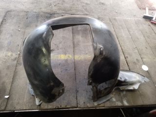 bontott VW TOURAN Bal első Dobbetét (Kerékjárati, Műanyag)