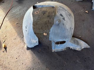 bontott VW TOURAN Bal első Dobbetét (Kerékjárati, Műanyag)