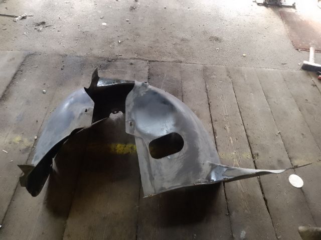 bontott VW TOURAN Bal első Dobbetét (Kerékjárati, Műanyag)