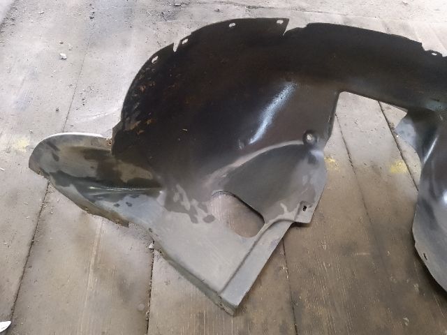 bontott VW TOURAN Bal első Dobbetét (Kerékjárati, Műanyag)