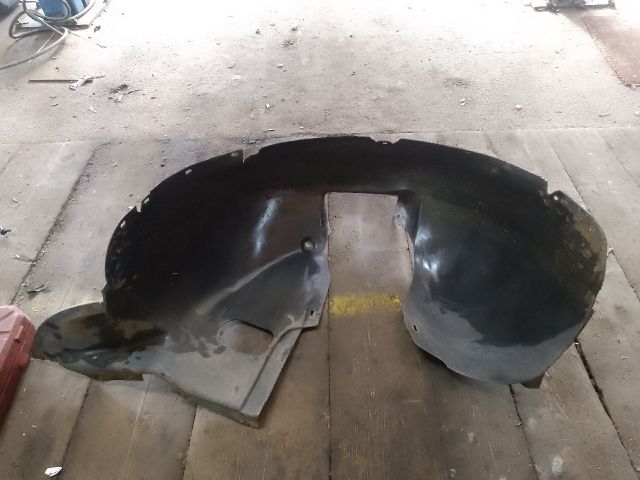 bontott VW TOURAN Bal első Dobbetét (Kerékjárati, Műanyag)