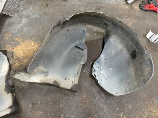 bontott VW TOURAN Bal első Dobbetét (Kerékjárati, Műanyag)