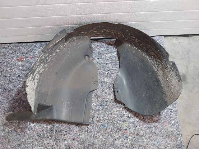 bontott VW TOURAN Bal első Első Dobbetét (Kerékjárati, Műanyag)