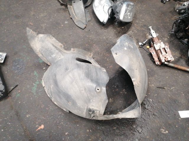 bontott VW TOURAN Bal első Első Dobbetét (Kerékjárati, Műanyag)