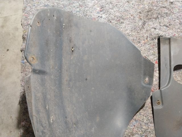 bontott VW TOURAN Bal első Első Dobbetét (Kerékjárati, Műanyag)