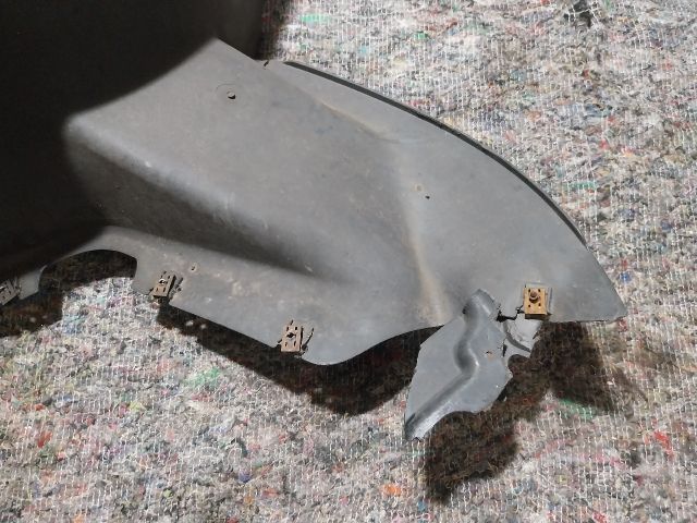 bontott VW TOURAN Bal első Első Dobbetét (Kerékjárati, Műanyag)